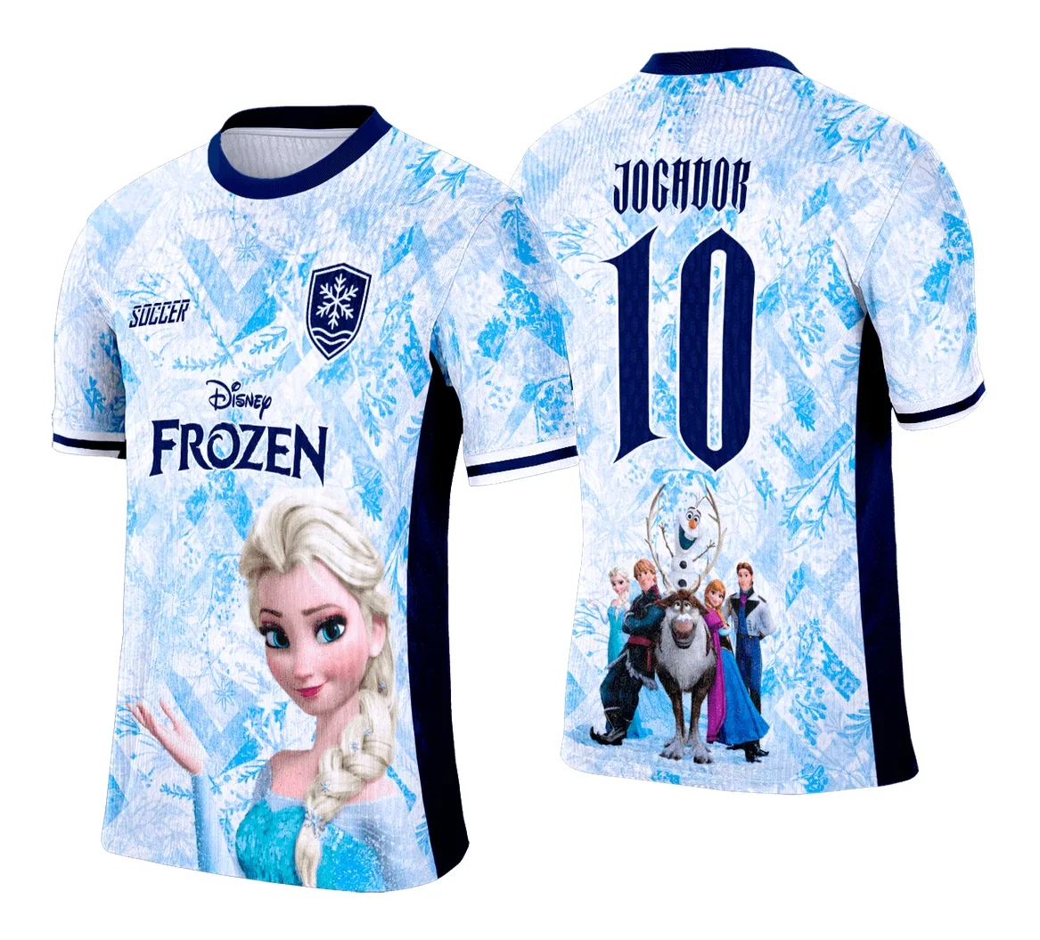 Foto de camiseta unissex branca com logo no peito e estampa grande nas costas com tema Frozen, ideal para eventos interclasse, visual moderno e atraente.
