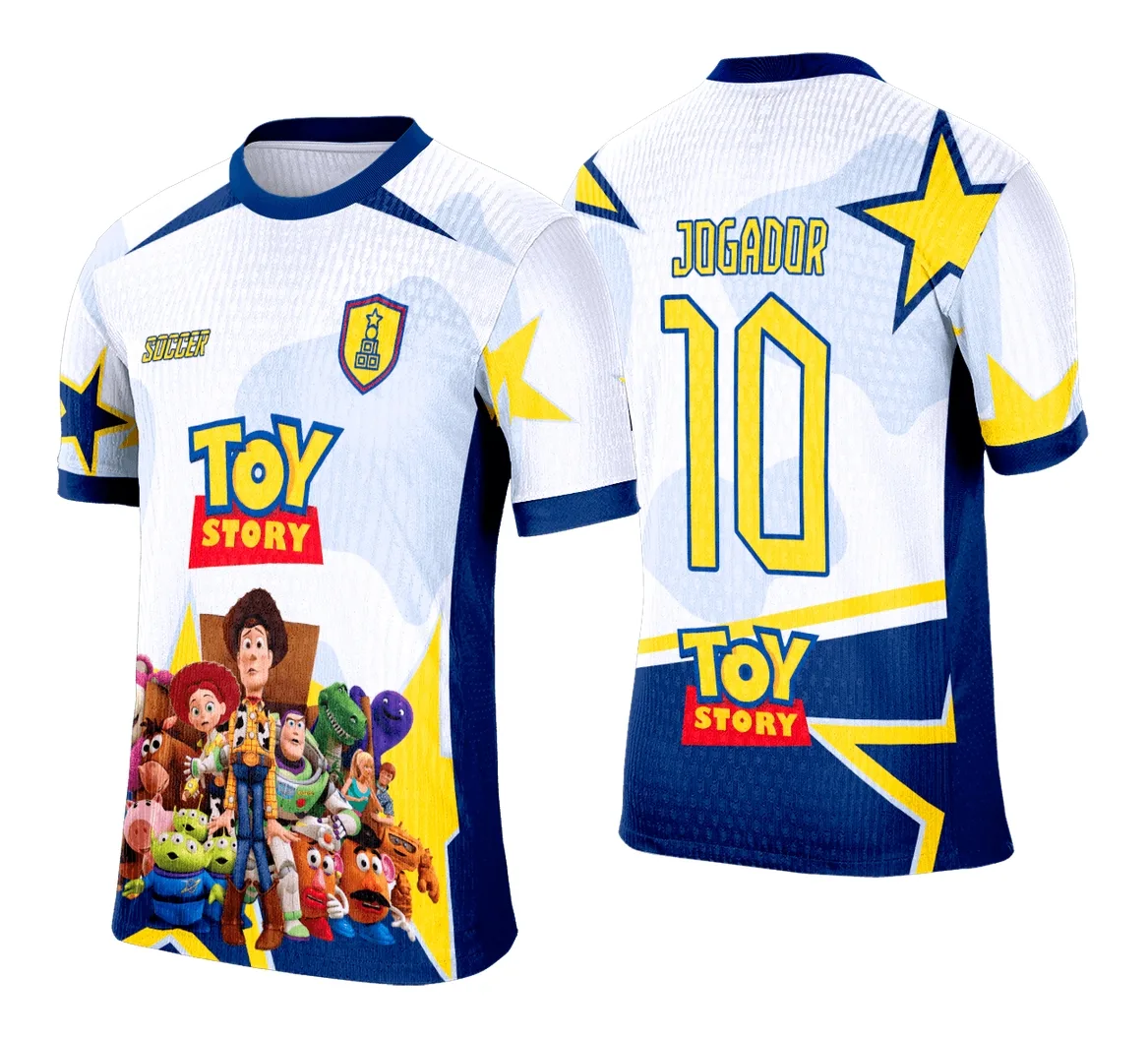 Camiseta unissex com cor branca, logo no peito e estampa grande nas costas com tema Toy Story inspirado em interclasse, design vibrante e moderno.