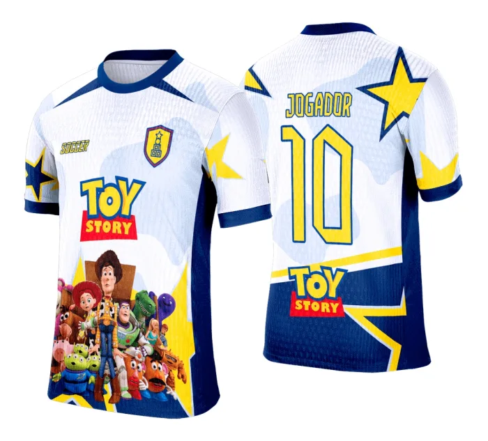 Camiseta unissex com cor branca, logo no peito e estampa grande nas costas com tema Toy Story inspirado em interclasse, design vibrante e moderno.