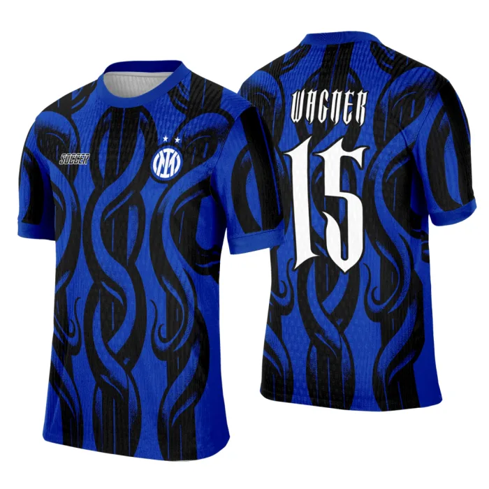 Camiseta unissex preta com logo no peito e estampa grande nas costas do time Inter de Milan, perfeita para eventos interclasse com design moderno e marcante.