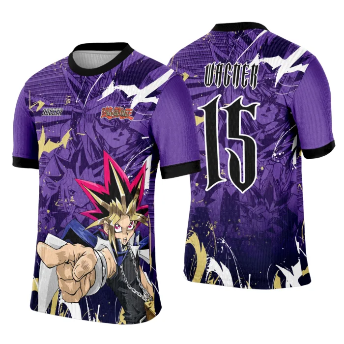 Camiseta unissex preta com logo no peito e estampa grande nas costas inspirada em Yu-Gi-Oh, ideal para eventos interclasse, estilo moderno e descolado.