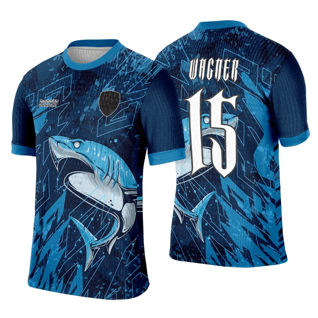 Camiseta unissex preta com logo no peito e estampa grande nas costas com tema Tubarão Azul para interclasse, design moderno e atraente.