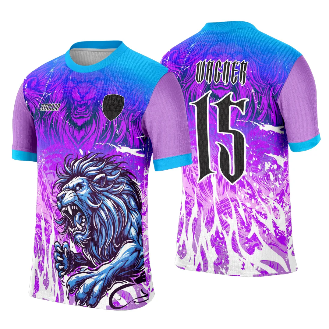 Foto de camiseta unissex preta com logo no peito e estampa grande nas costas com tema Leão Fera, ideal para eventos e grupos interclasse, destacando força e atitude.