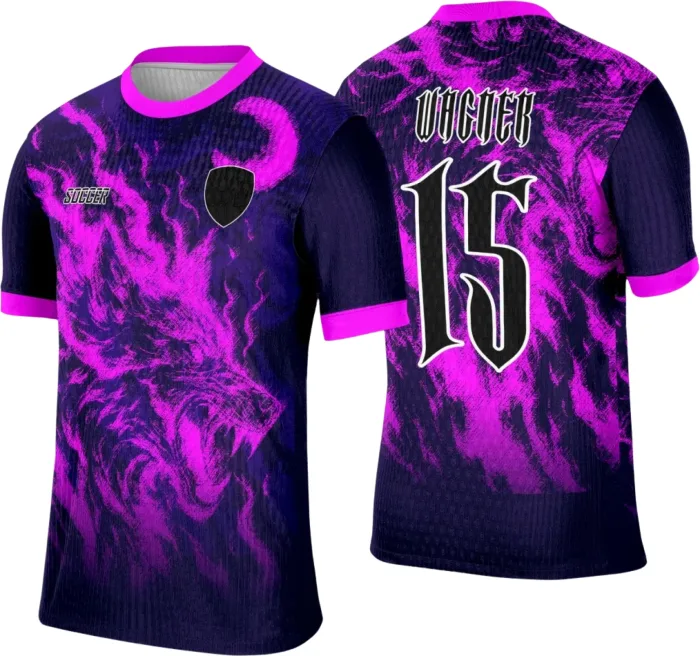 Camiseta unissex preta com logo no peito e estampa grande nas costas com tema Lobo Fumaça, unindo design marcante para visual moderno e impactante.