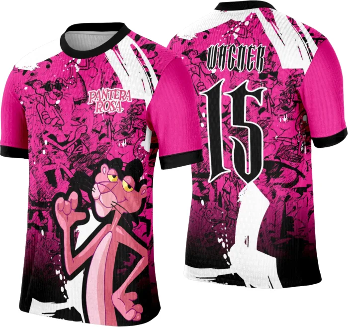 Camiseta unissex preta com logo no peito e estampa grande nas costas mostrando tema Pantera cor de Rosa para interclasse, perfeita para eventos e uso casual.