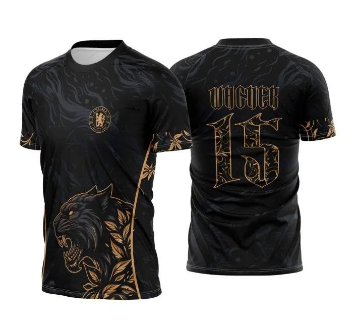 Camiseta unissex preta com logo no peito e estampa grande nas costas mostrando Pantera Negra com floral dourado, design impactante e moderno para estilo jovem e despojado.