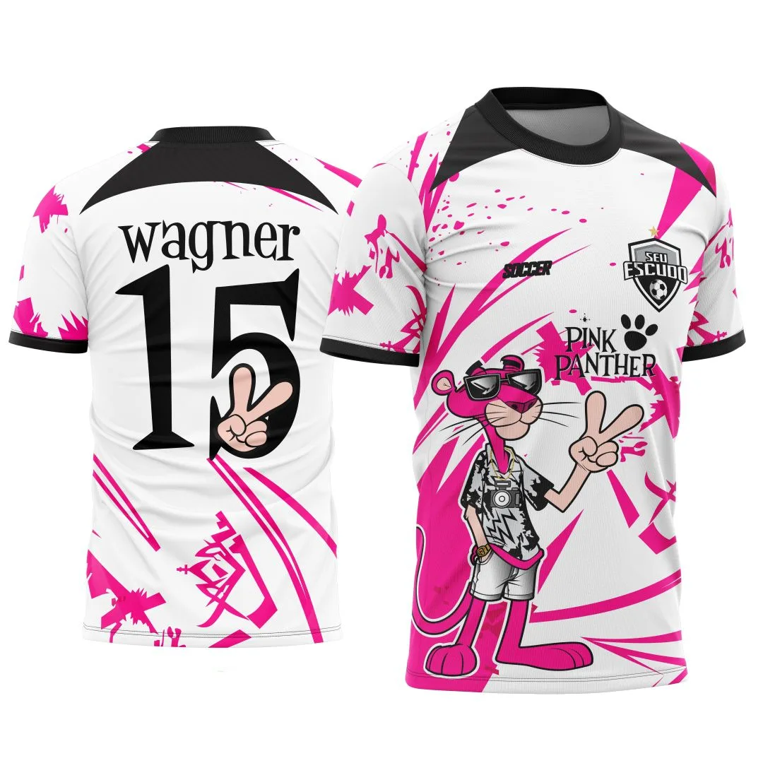 Camiseta unissex preta com logo no peito e estampa grande nas costas da Pantera Cor de Rosa, tema Camisa de Interclasse, perfeita para usar no dia a dia com estilo marcante.