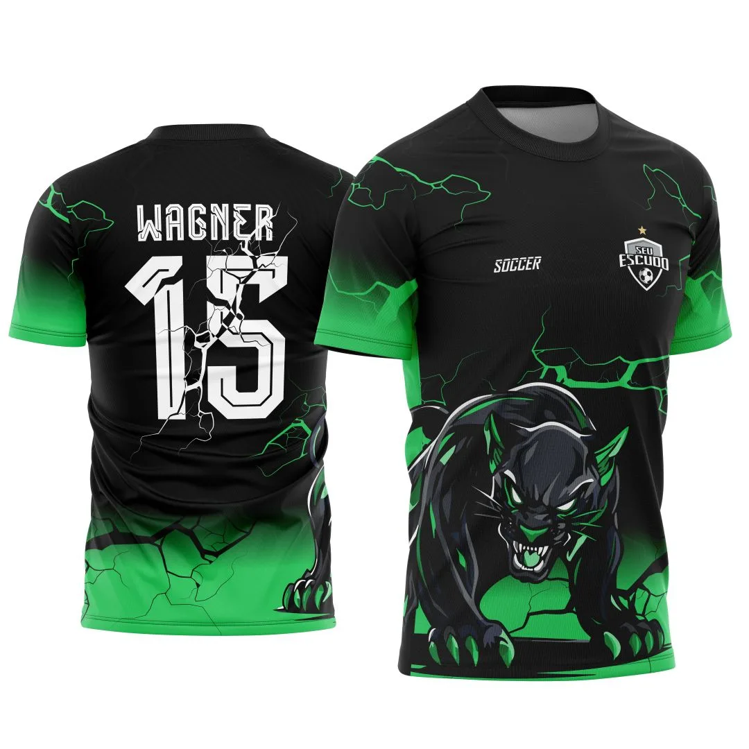 Camiseta preta unissex com logo no peito e estampa grande nas costas mostrando Pantera Negra em degrade com efeitos de raios, tema dinâmico e marcante para o público jovem no interclasse 2025.