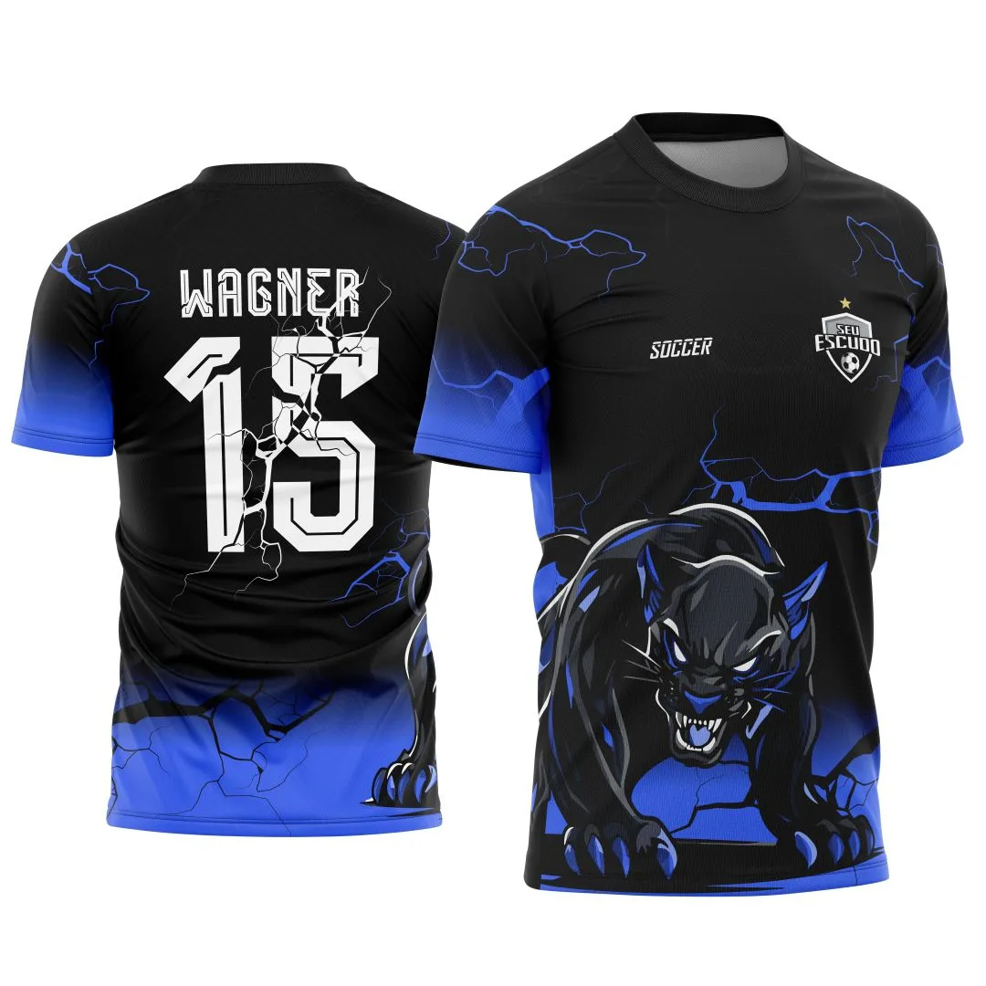 Foto de camiseta preta unissex com logo no peito e estampa grande nas costas, mostrando o tema Pantera Negra com degrade e raios no modelo 3 para o Interclasse 2025.