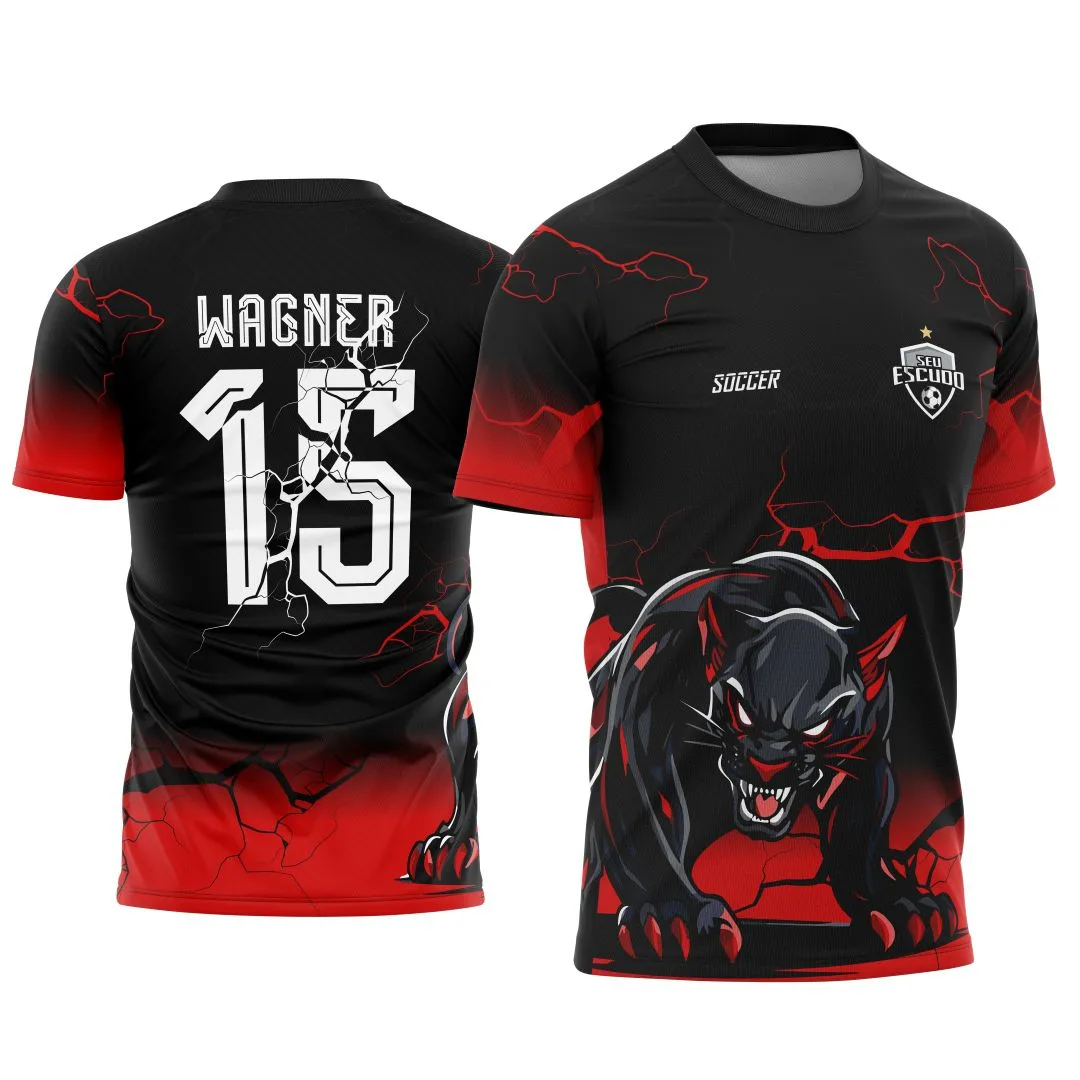 Camiseta unissex preta com logo no peito e estampa grande nas costas exibindo Pantera Negra em degradê com raios, modelo 4 da coleção Interclasse 2025, ideal para quem busca estilo único e vibrante.