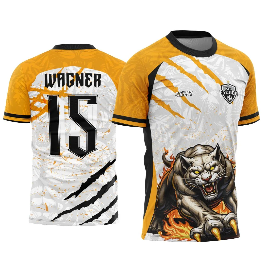 Camiseta preta unissex com logo no peito e estampa grande nas costas do tema Pantera Negra Fogo 2025, ideal para quem busca estilo autêntico e marcante em eventos escolares e recreativos.