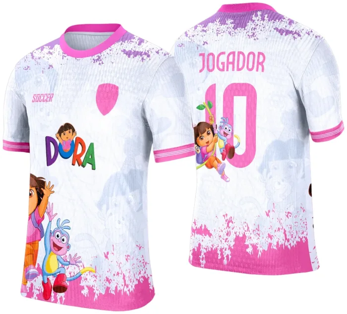 Foto de camiseta unissex preta com logo no peito e estampa grande nas costas com tema de Interclasse Dora 2025, ideal para eventos escolares e esportivos.