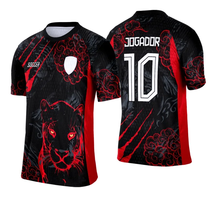 Camiseta unissex preta com logo no peito e estampa grande nas costas do Pantera Negra Vermelha 2025, estilo Interclasse, visual marcante e moderno.