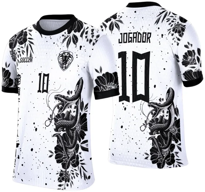 Foto de camiseta unissex preta com logo no peito e estampa grande nas costas de cobra em preto e branco, design marcante e moderno para estilo interclasse.