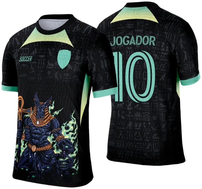 Camiseta preta unissex com logo no peito e estampa grande nas costas inspirada em Anúbis, ideal para eventos de interclasse, confortável e moderna.