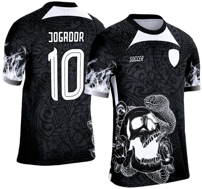 Camiseta unissex preta com logo no peito e estampa grande nas costas mostrando um design de cobra no modelo 3, ideal para quem busca estilo e autenticidade em camisa de interclasse.