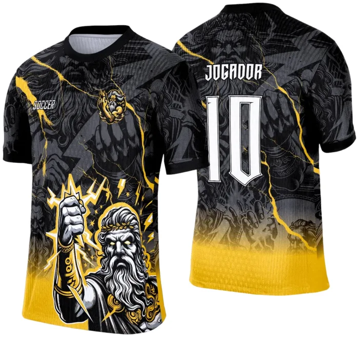 Camiseta unissex preta com logo no peito e estampa grande nas costas com tema Zeus e raios, destaque para o design impactante perfeito para quem gosta de estilo marcante e moderno.