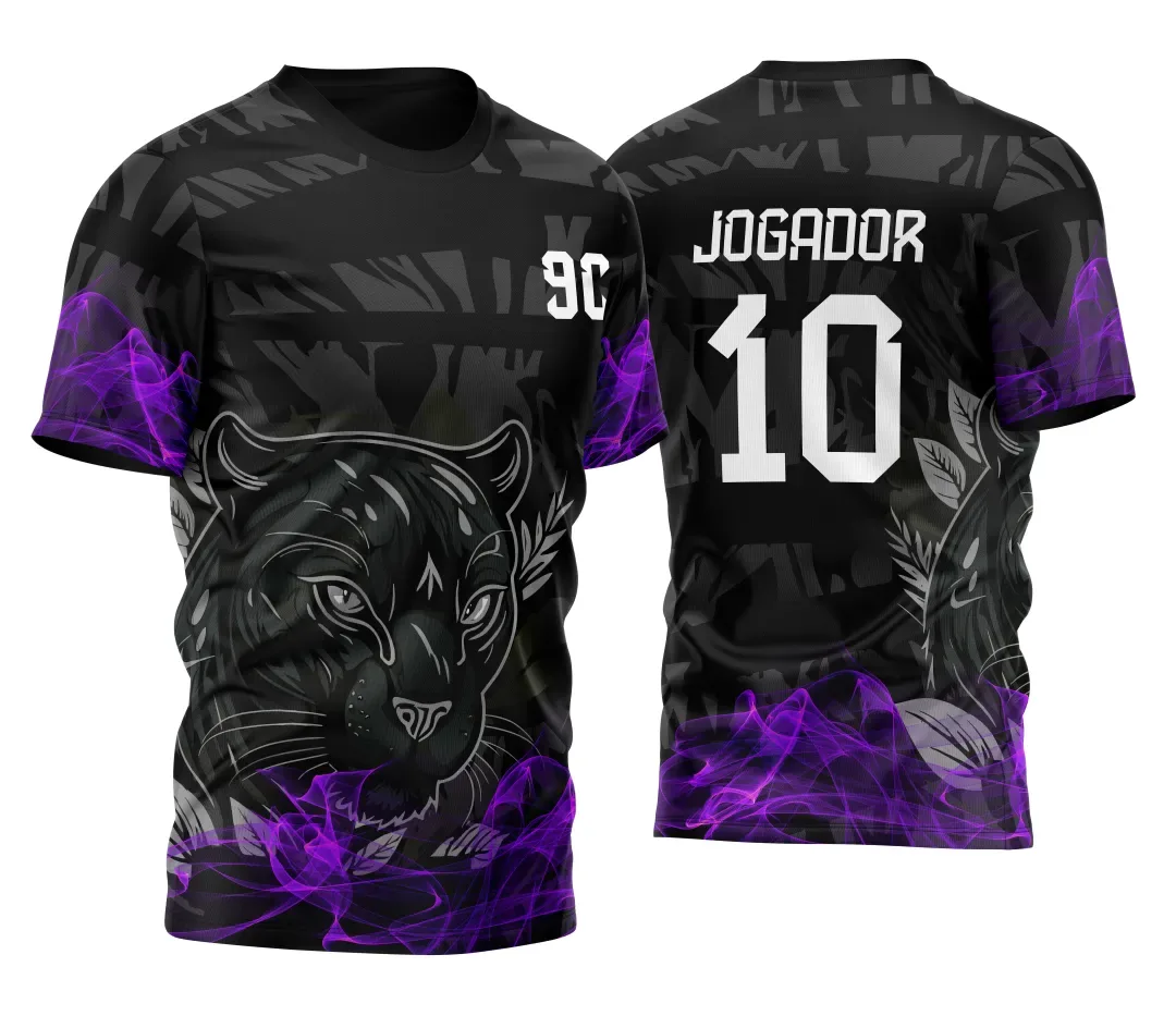 Camiseta unissex preta com logo no peito e estampa grande nas costas da Pantera Negra Roxa, design vibrante de interclasse disponível em várias cores base.